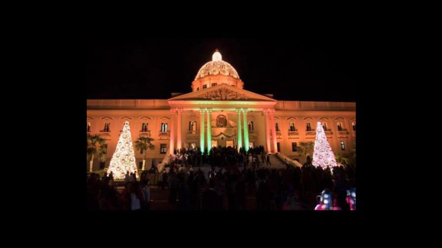 Encienden árbol de Navidad en el Palacio Nacional