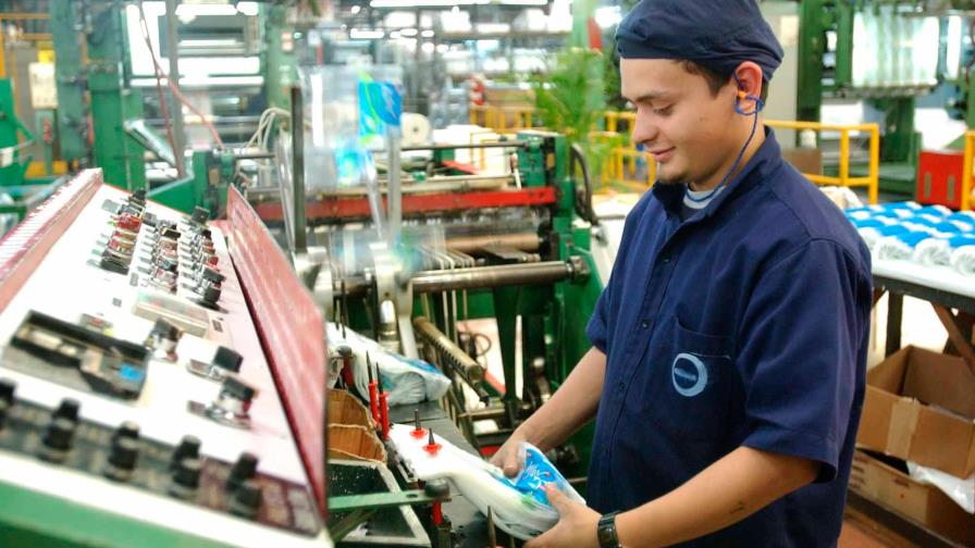 Más del 85 % de trabajadores ha recuperado su empleo
Más del 85%de trabajadores ha recuperado su empleo Más del 85 % de trabajadores ha recuperado su empleo
Más del 85%de trabajadores ha recuperado su empleo