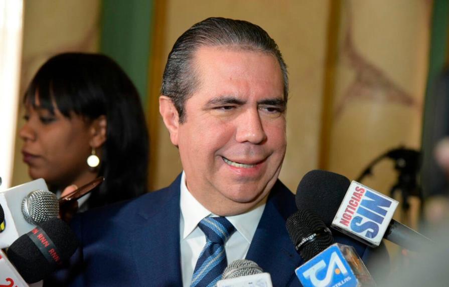 Francisco Javier dice Leonel está recurriendo a “politiquería barata” para lograr permanencia  