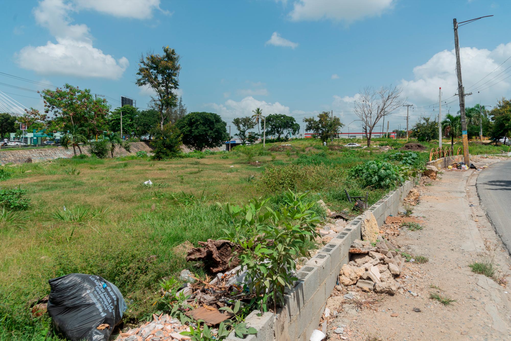 En el lugar la maleza crece y los vecinos luchan para que no lo conviertan en un vertedero.