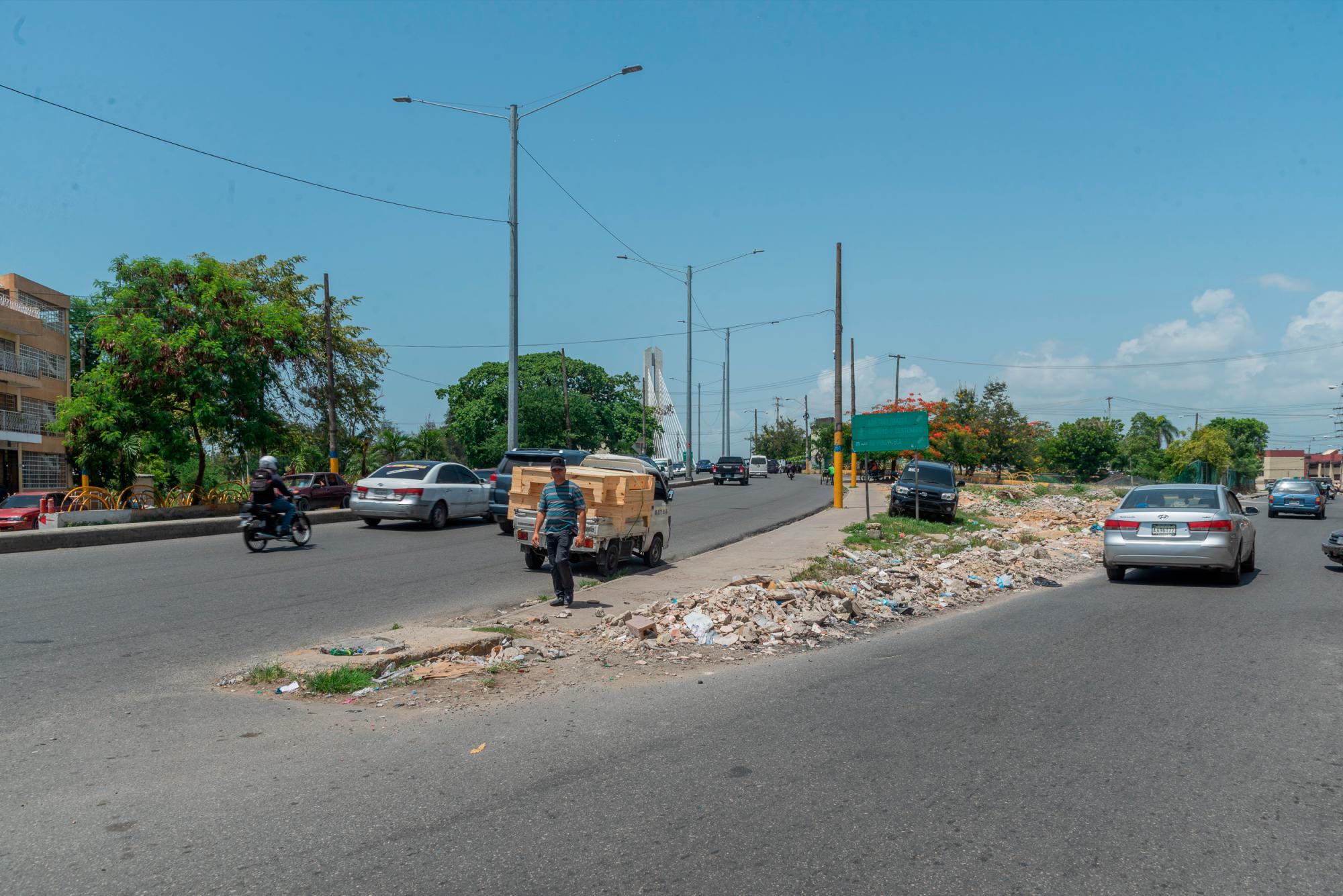 Este pequeño triángulo se ha convertido en un lugar para tirar residuos de todos tipos.