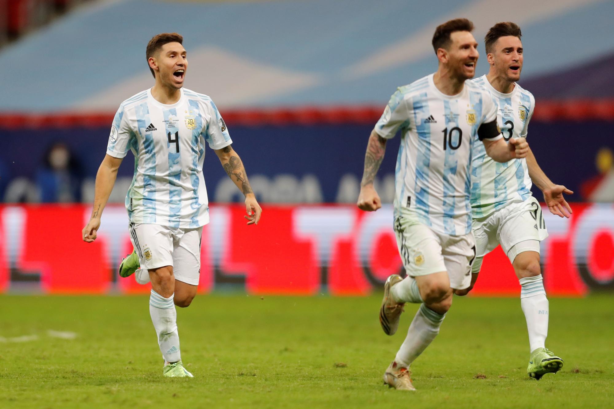 Lionel Messi de Argentina celebra junto a sus compañeros tras vencer a Colombia en la tanda de penales, durante un partido por las semifinales de la Copa América en el estadio Mané Garrincha de Brasilia. (EFE/Fernando Bizerra)