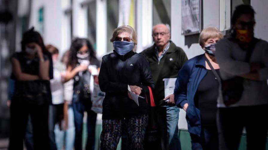 Hasta 1.230 dólares de multa en Buenos Aires por ir sin mascarilla en público