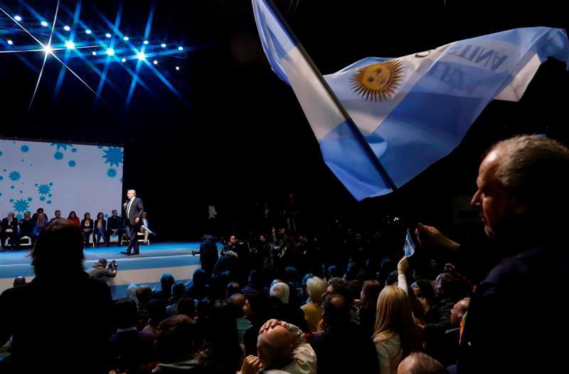Una Argentina polarizada y en recesión pone fin a la campaña para primarias