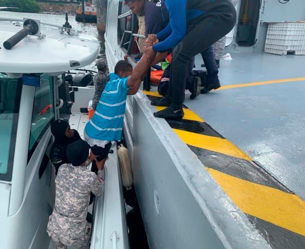 Armada Dominicana rescata una persona que cayó al mar Caribe cerca del puente Juan Carlos