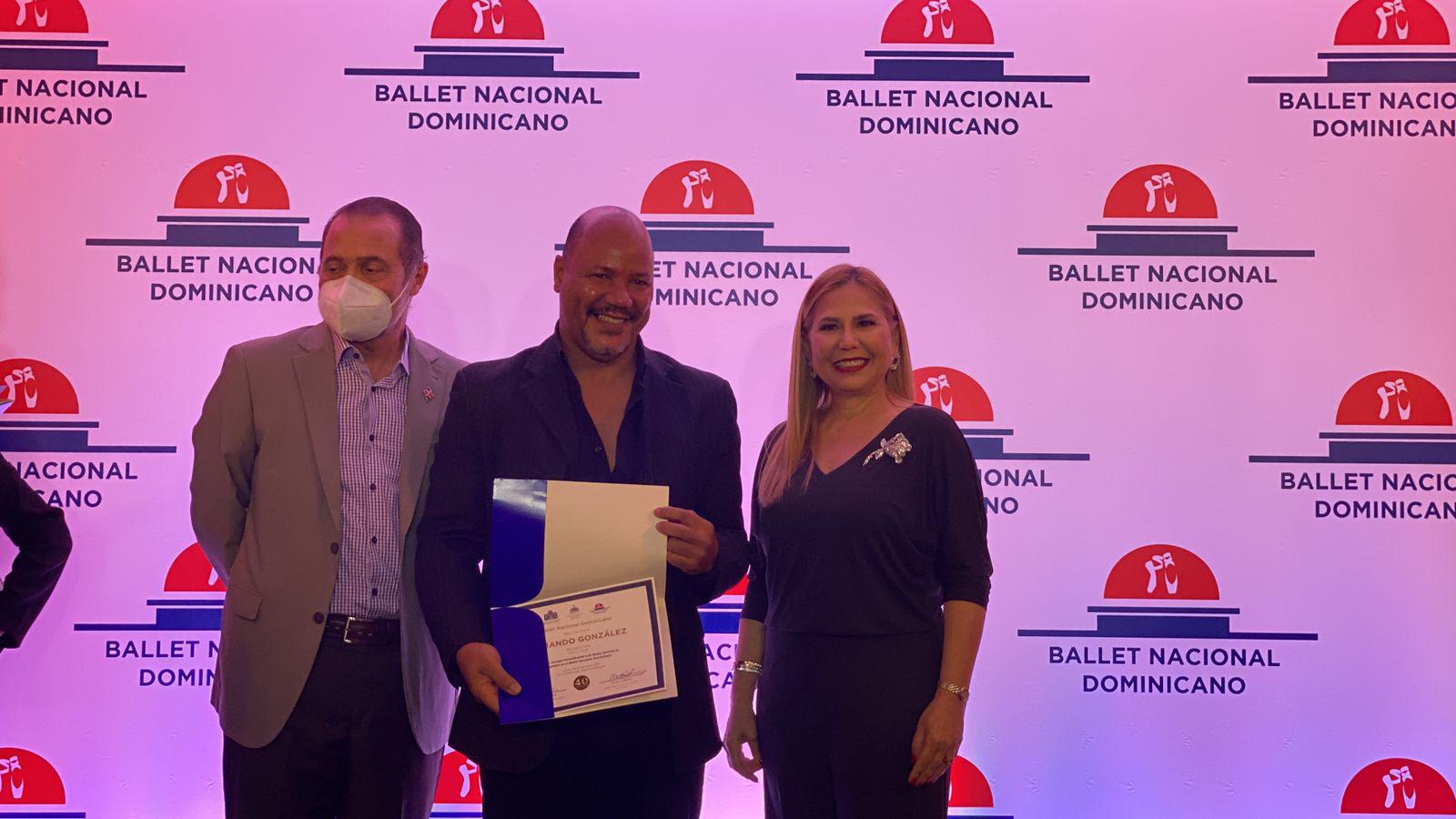Armando González, exdirector del BND, recibe el reconocimiento.  Severo Rivera