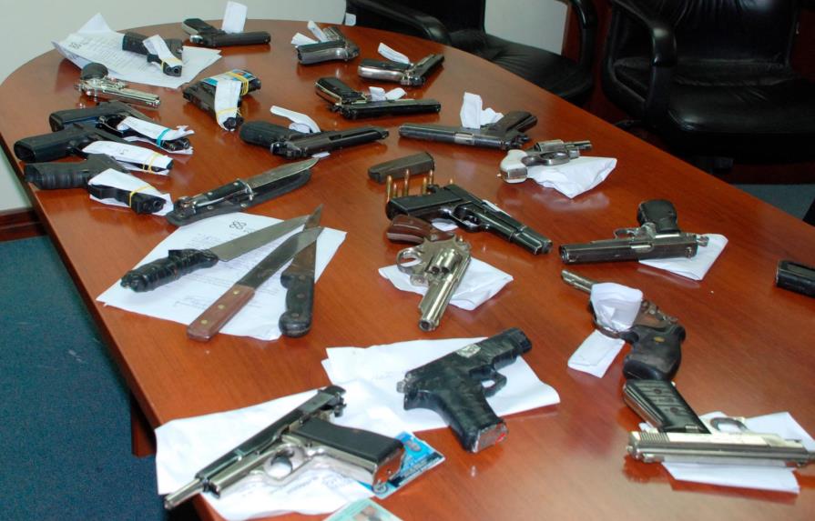 Sacan a 52 empleados que controlaban entrega de los permisos de armas de fuego