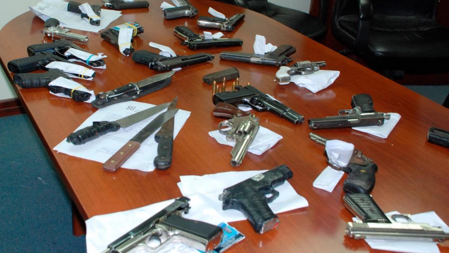 Sacan a 52 empleados que controlaban entrega de los permisos de armas de fuego Sacan a 52 empleados que controlaban entrega de los permisos de armas de fuego