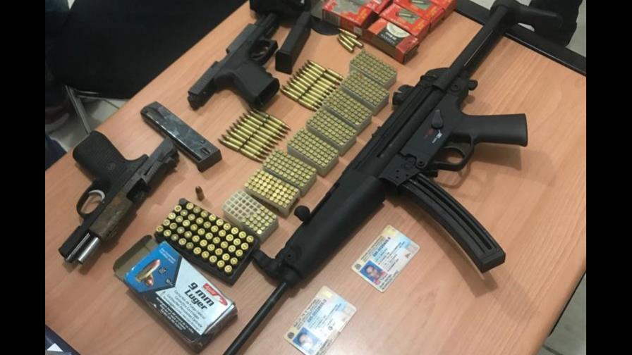 Apresan dos hombres acusados de portar ilegalmente armas de distintos calibres