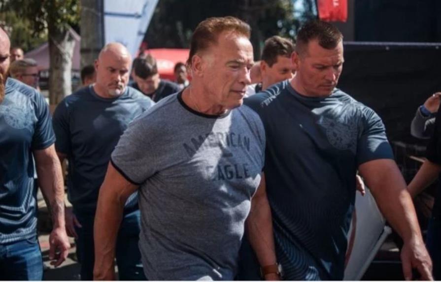Golpean al actor Arnold Schwarzenegger con una patada de karate 