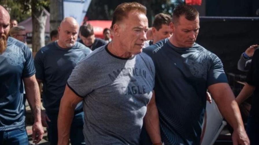 Golpean al actor Arnold Schwarzenegger con una patada de karate 