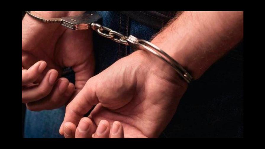 Arrestan a hombre por desear que tiburones ataquen a senadores republicanos