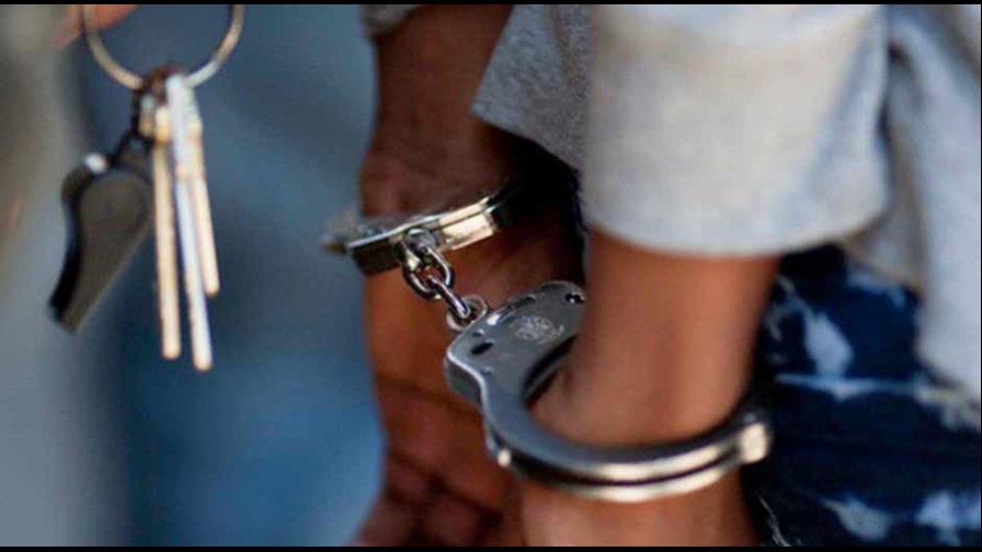 Arrestan y acusan de asalto a mujer que tosió sobre otra deliberadamente 