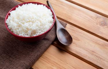 Las razones por las que no deberías calentar el arroz en el