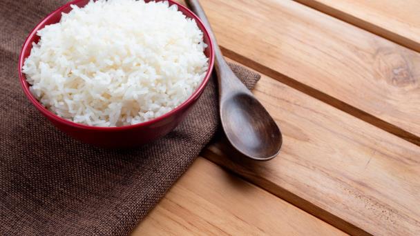 El motivo de salud por el cual nunca se debería calentar el arroz