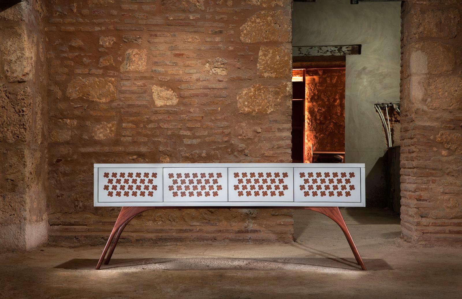 Paola crea espacios y piezas donde quede reflejada su esencia y su individualidad,  utilizando como sus materiales predilectos el mármol y la madera.