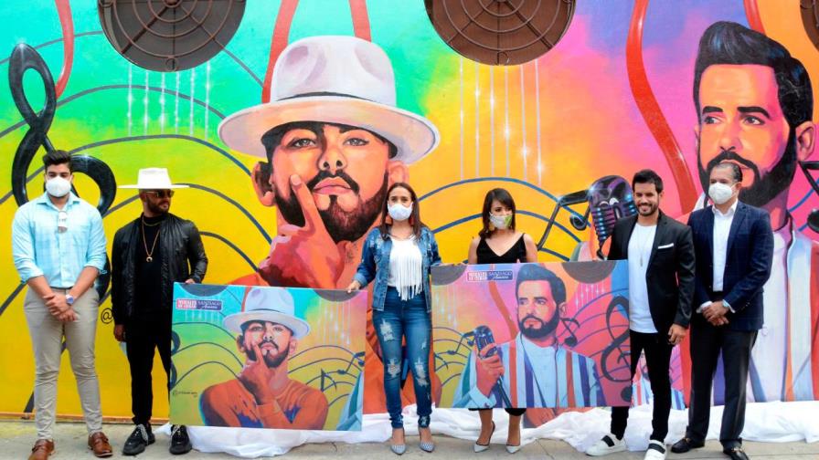 Alcaldía Santiago plasma mural en honor a los merengueros Manny Cruz y Gabriel