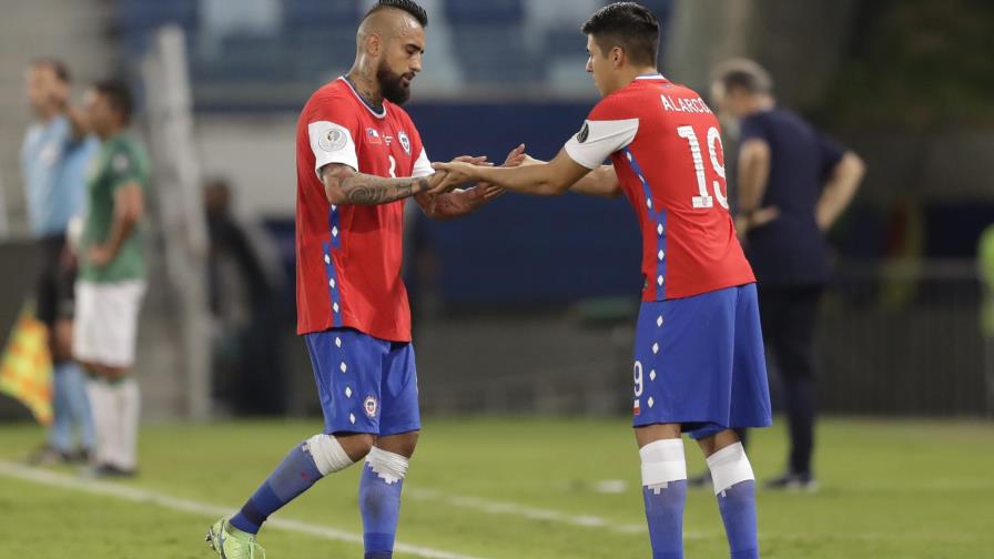 Vidal y Medel se exponen a multa de Conmebol por romper la burbuja de Chile
