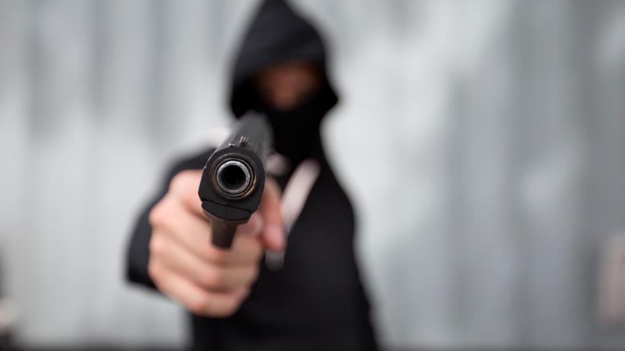 Hombres armados roban dinero y mercancías de colmado en Bayona 