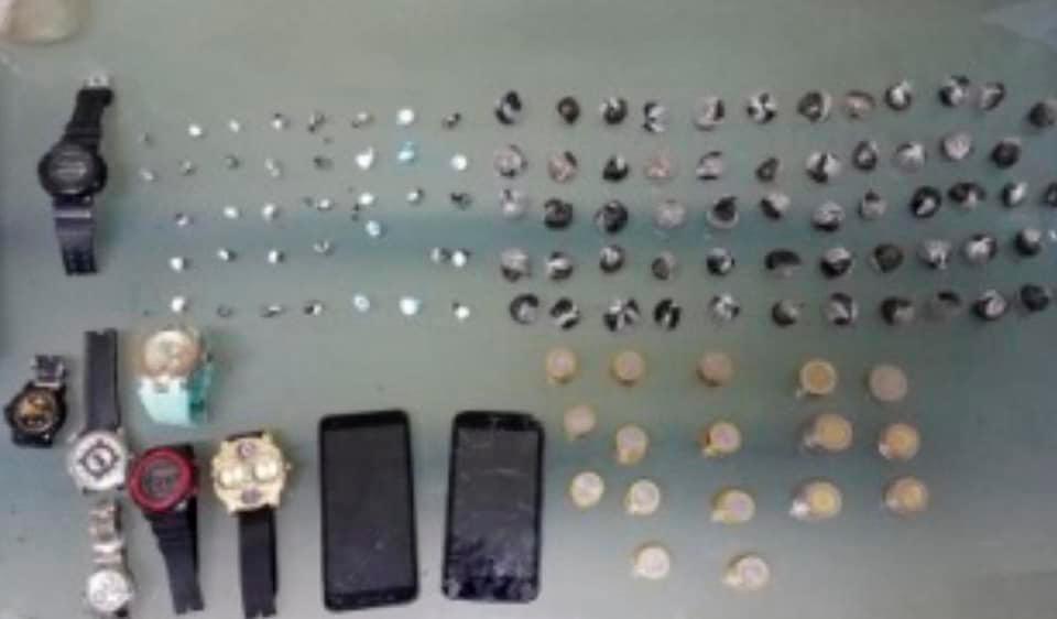 Objetos y droga decomisada.