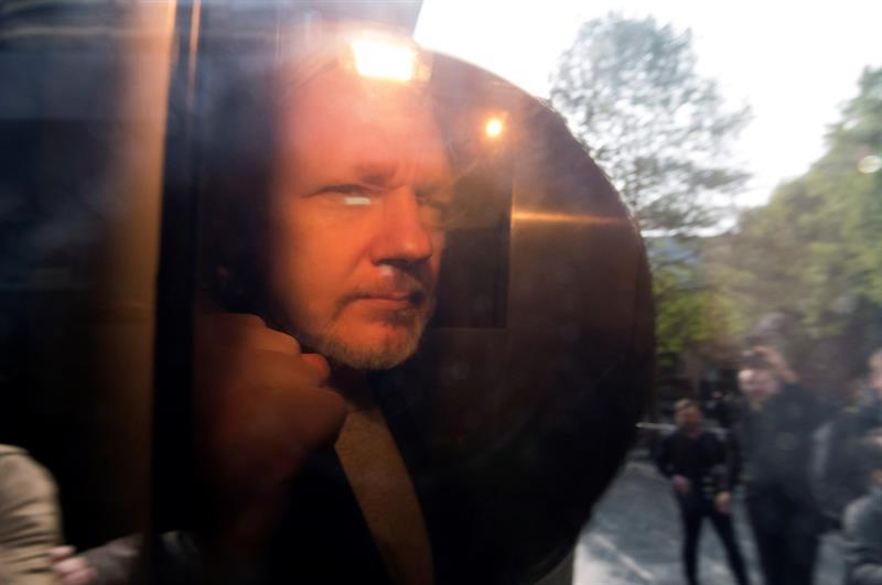  Assange, condenado a 50 semanas de cárcel por un tribunal londinense