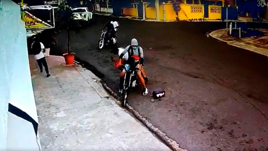 Policía apresa a cinco supuestos integrantes de banda que asalta en grupo