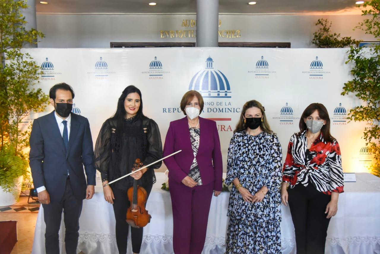 Syed junto a las autoridades del Ministerio de Cultura. 