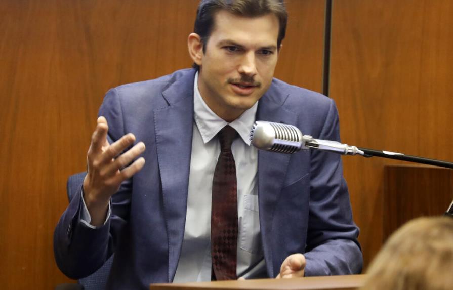El actor Ashton Kutcher testifica en caso de asesinato