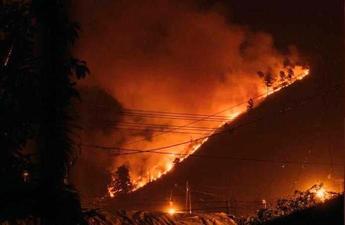 Así se ve el fuego desde el pueblo