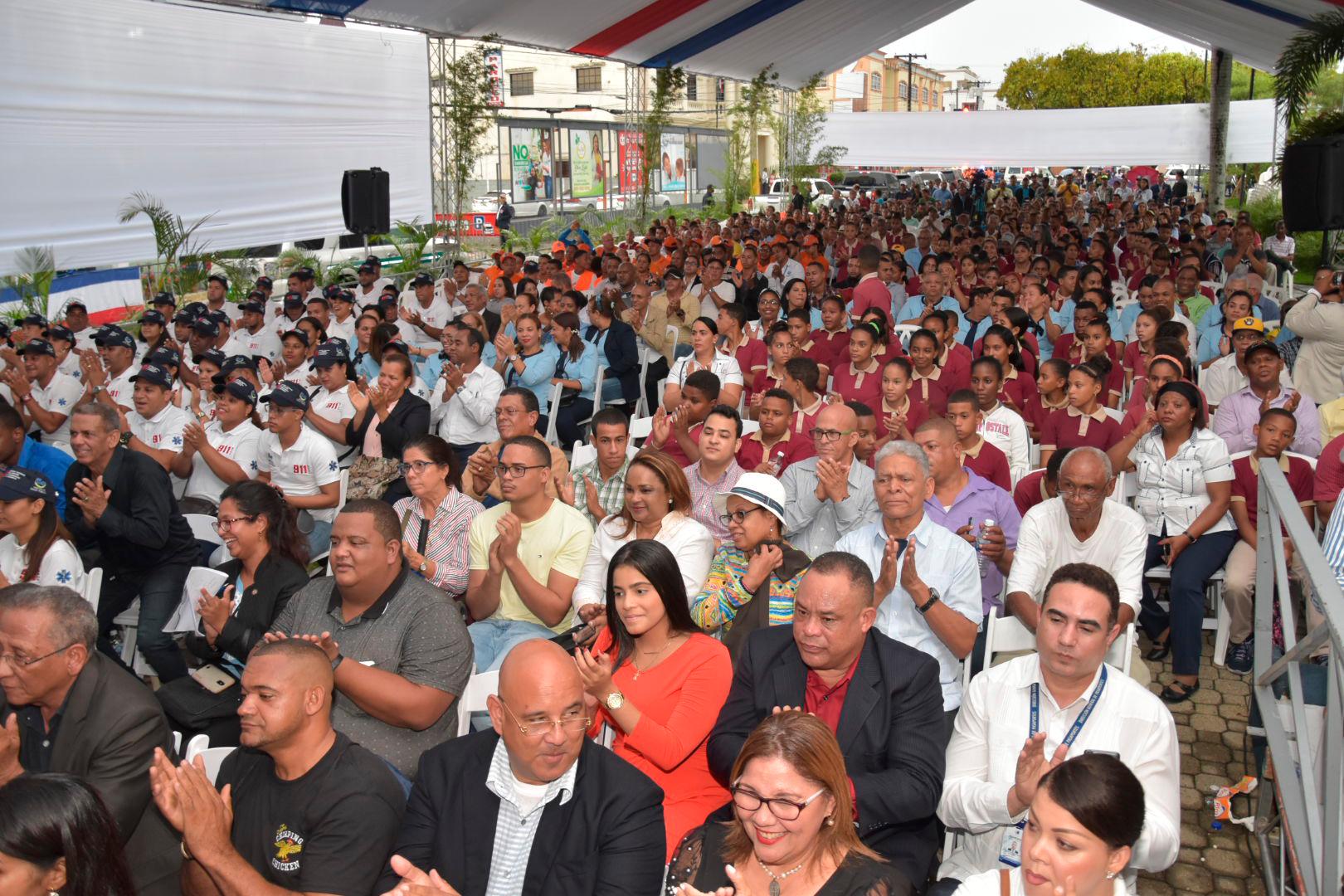 Los asistentes al acto inaugural del sistema de emergencia. 