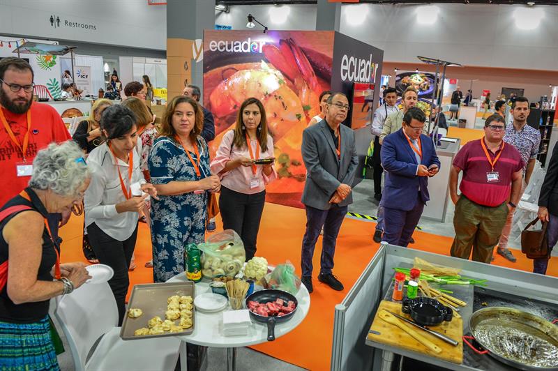 Asistentes a la feria Fibega atienden a una demonstración gastronómica.