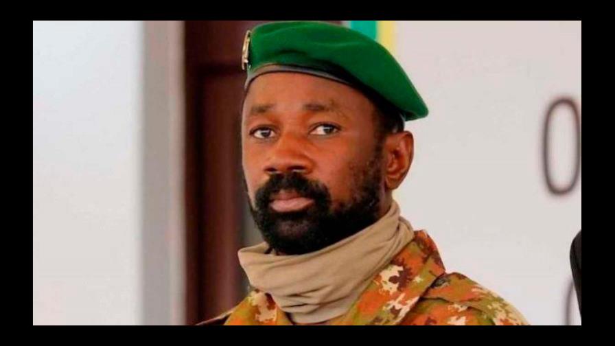 Frustran ataque contra presidente interino de Mali cuando rezaba en mezquita