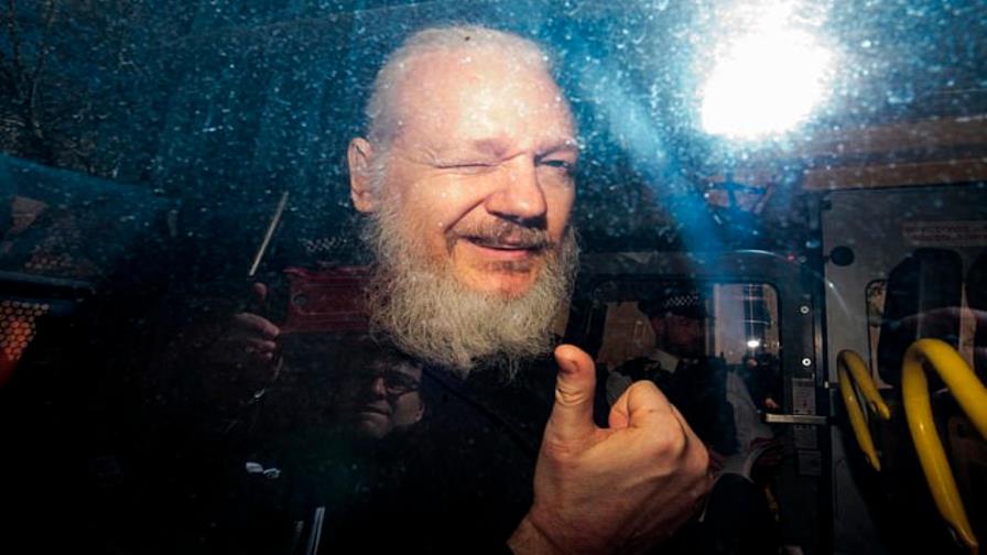 AI pide a EE.UU. que retire cargos a Assange y a Reino Unido que no lo extradite