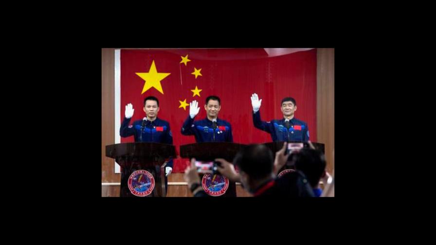 Despega con éxito la nave que llevará a tres astronautas chinos al espacio