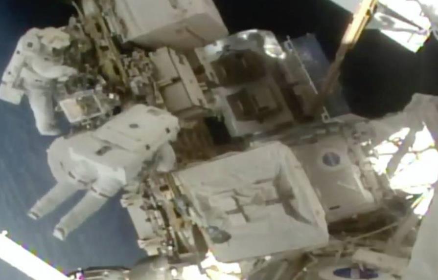 Astronautas conectan baterías en caminata espacial