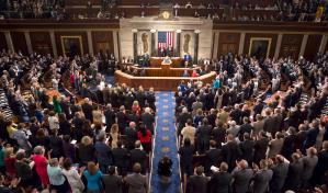 Republicanos bloquean iniciativa demócrata para revivir plan de alivio económico en EEUU