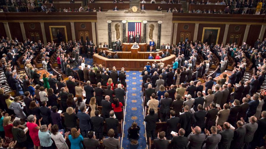 Republicanos bloquean iniciativa demócrata para revivir plan de alivio económico en EEUU Republicanos bloquean iniciativa demócrata para revivir plan de alivio económico en EEUU