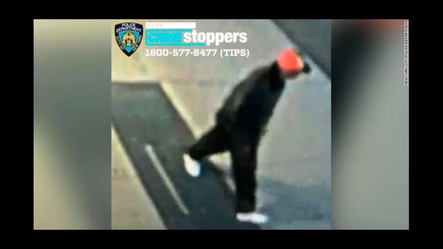 Policía de Nueva York busca a hombre que pateó a asiático