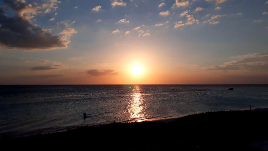 El atardecer en Bahía de las Águilas.
