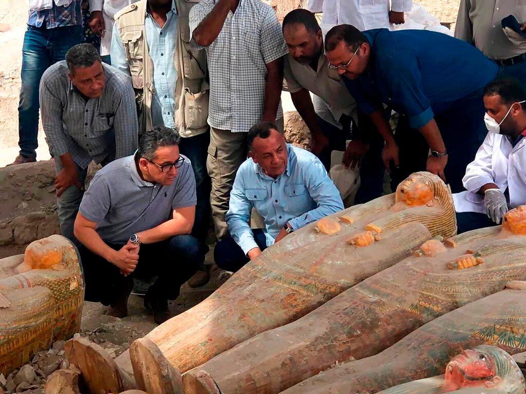 Las fotos del ministerio muestran ataúdes con inscripciones y pinturas.