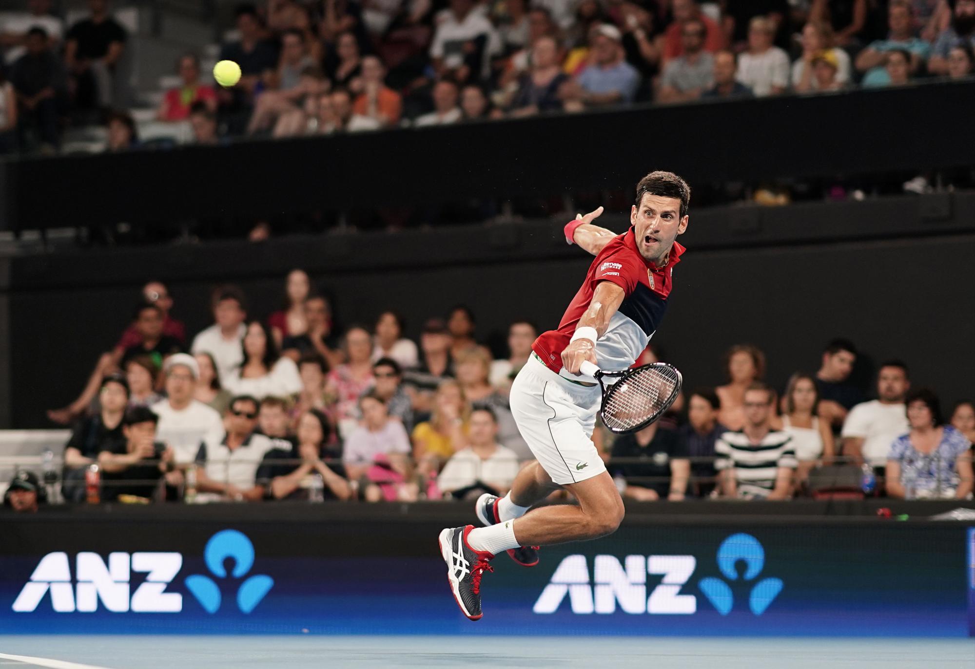 Novak Djokovic of Serbia de Serbia, en acción en su partido en jornada del sábado 4 de eneero del 2020, en el torneo ATP-Cup en Sidney.