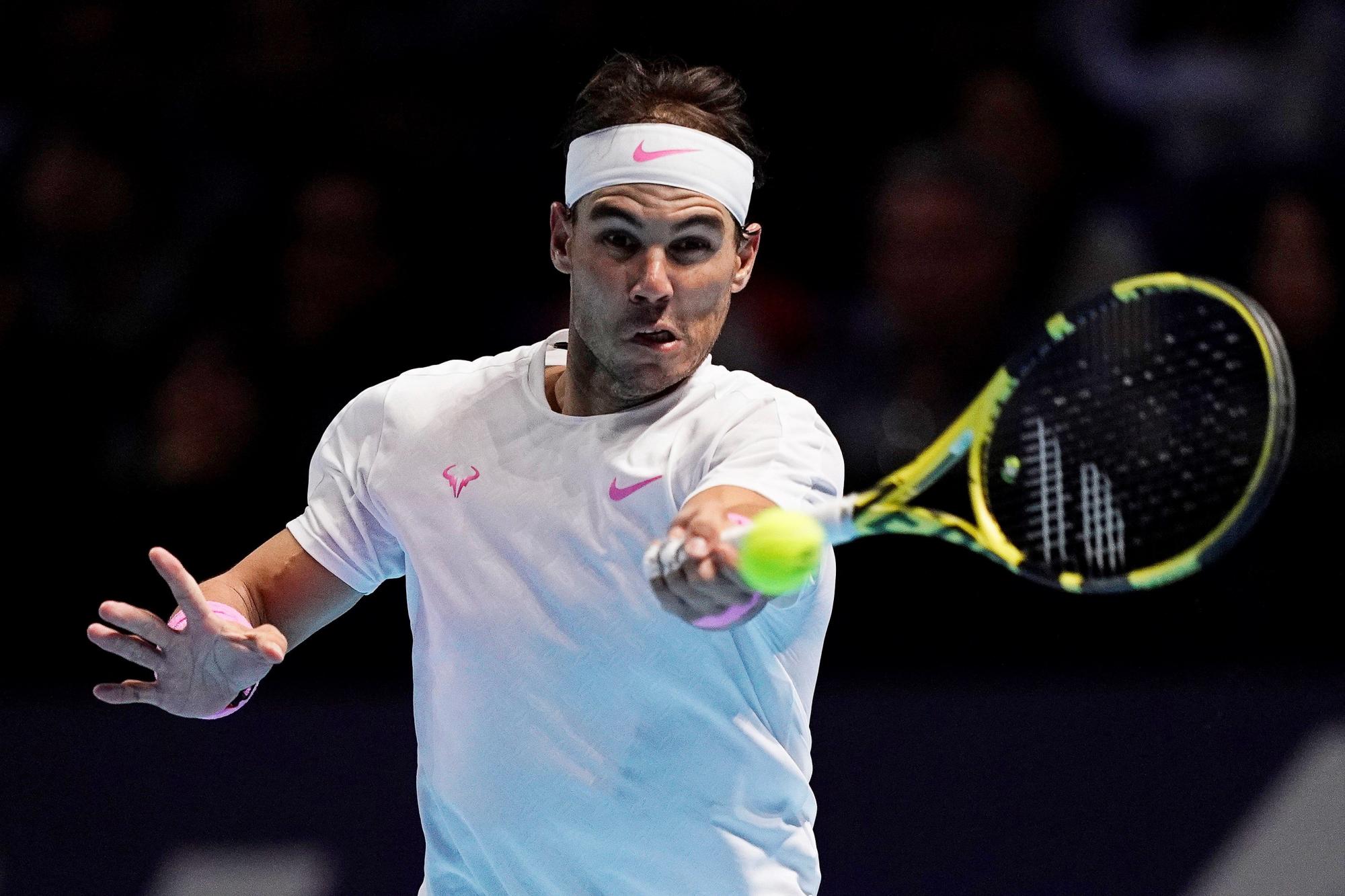 El español Rafael Nadal en acción en el partido en que venció Daniil Medvedev por 6-7 (3-7), 7-6 (7-4) en el Torneo de Maestros de Londres. (EFE/Will Oliver)