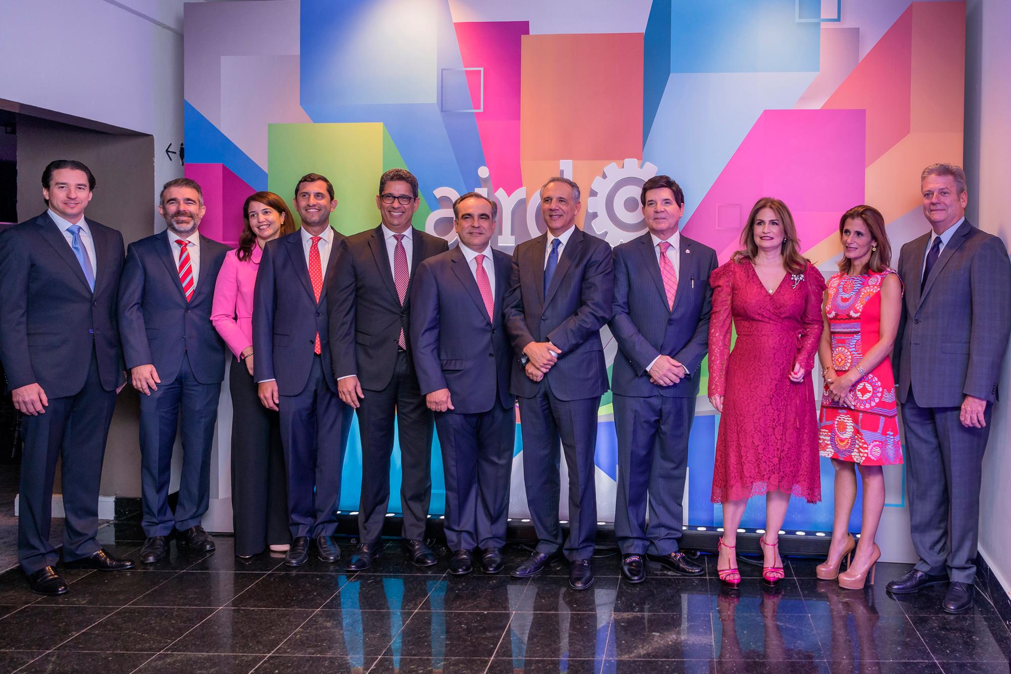 Augusto Ramírez, presidente de Casa Brugal, junto a ejecutivos de la AIRD.