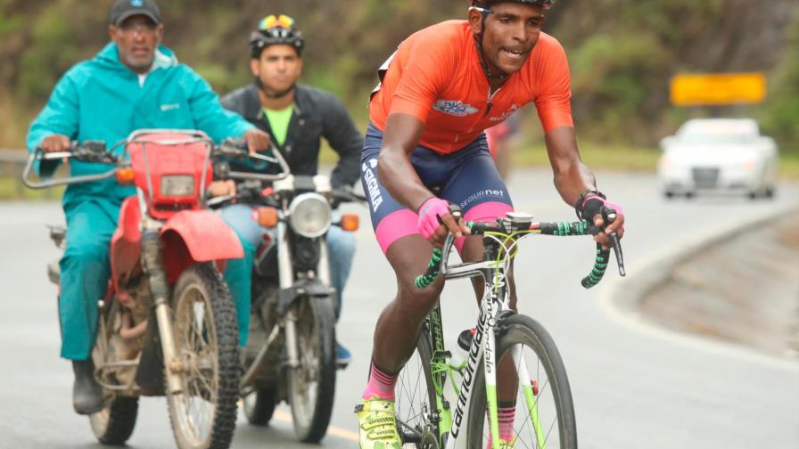 Augusto se lastima costilla izquierda, pero no cederá su título tan fácil