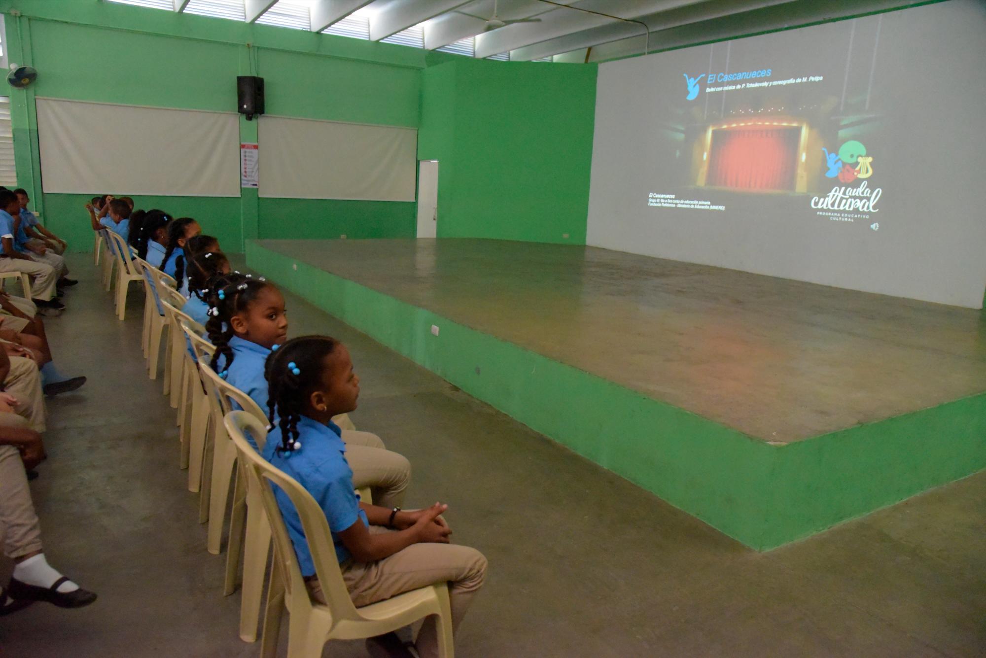 Niños se preparan para ver un audiovisual del “Cascanueces”