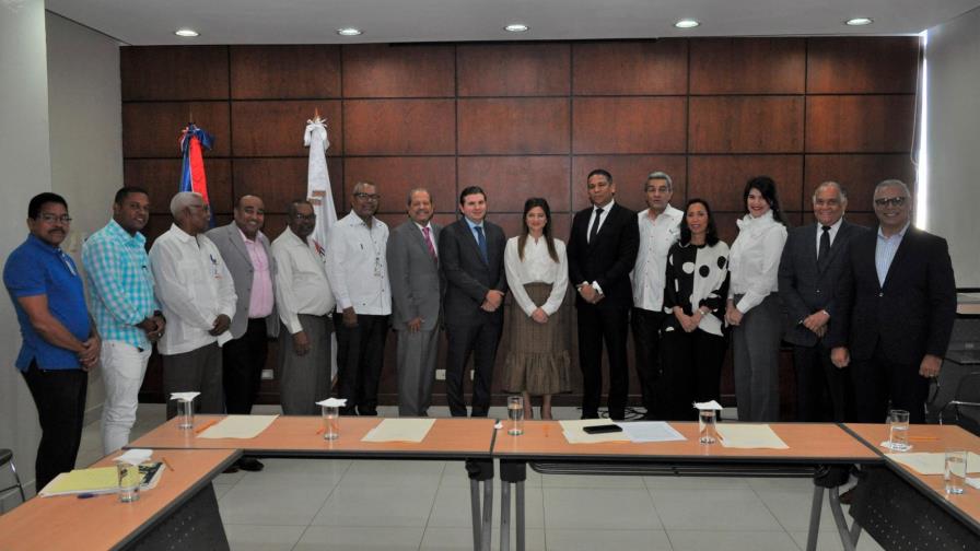 Acuerdan aumentar un 12% a empleados de hoteles y restaurantes Acuerdan aumentar un 12% a empleados de hoteles y restaurantes