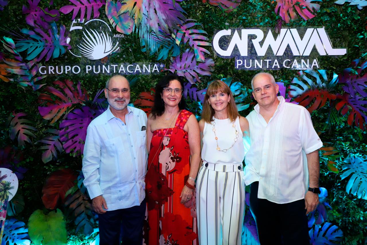 Aurelio Benítez, embajador de Paraguay, Andrea Benítez, Adriana Luz y Antonio Luz.