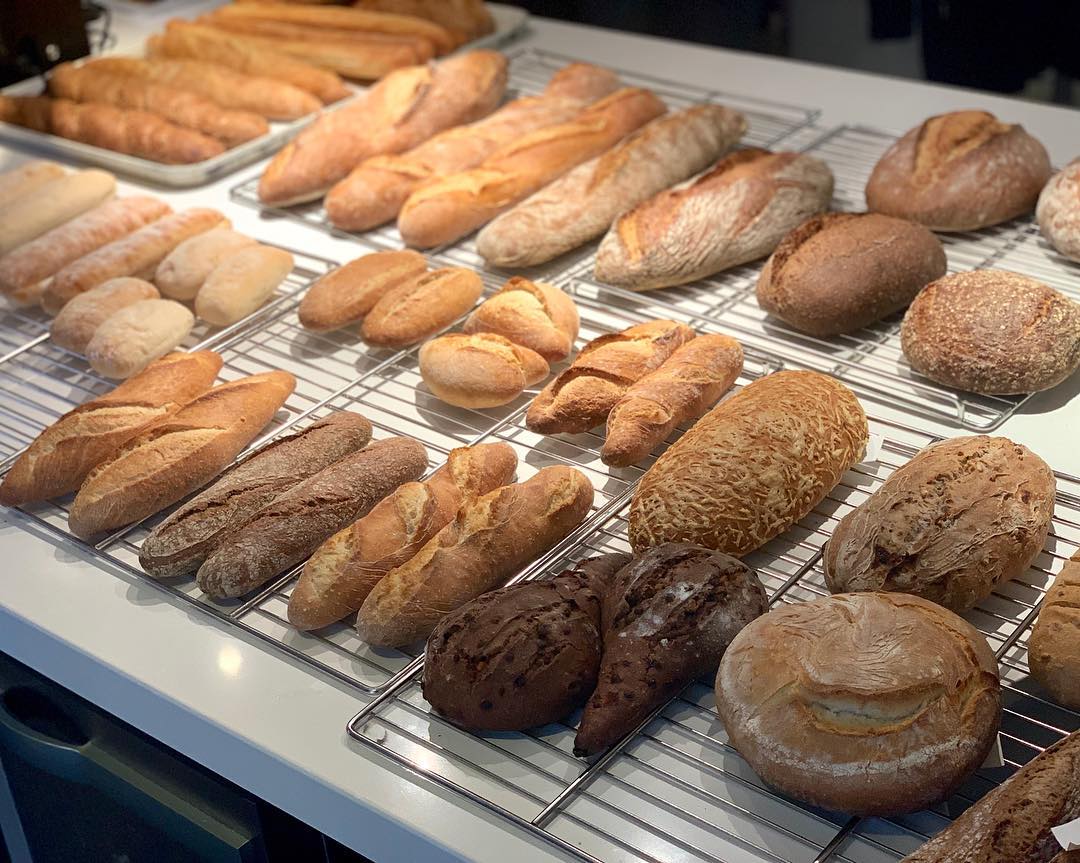 Auténtica selección de panes españoles.