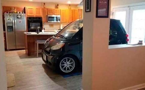 Hombre de Florida estaciona un auto inteligente en la cocina para que no se vuele