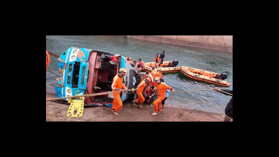 Aumentan a 45 los muertos al caer un autobús a un canal de agua en la India
